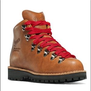 Danner NWOB Pristine Mountain Pass Boots! 🥾 🏔️ 🎄